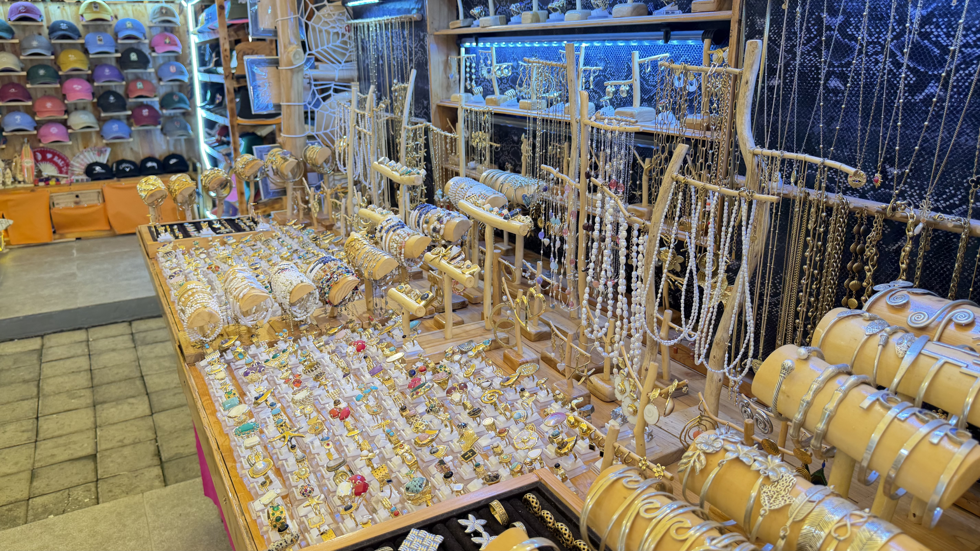 Central location shopping market in Seminyak - Setpoint retail marketplace
